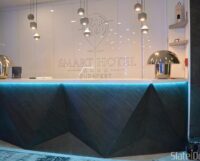 A Smart Hotel is okosan döntött: a tulajdonosnő kreativitását dicséri ez a különleges pult, melyet D.Black struktúrájú Slate Design LiteStone kőfurnér fed.