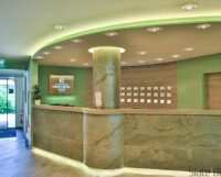 A Silver Shine Gold LiteStone kőfurnér teszi igazán látványossá a 44 szobás alpesi szálloda recepciós pultját. Az oszlopon az az extrém hajlítható EcoStone változat látható.