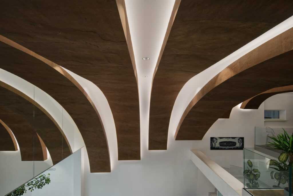 Referenciák Gödöllői autószalon beltéri burkolat 4