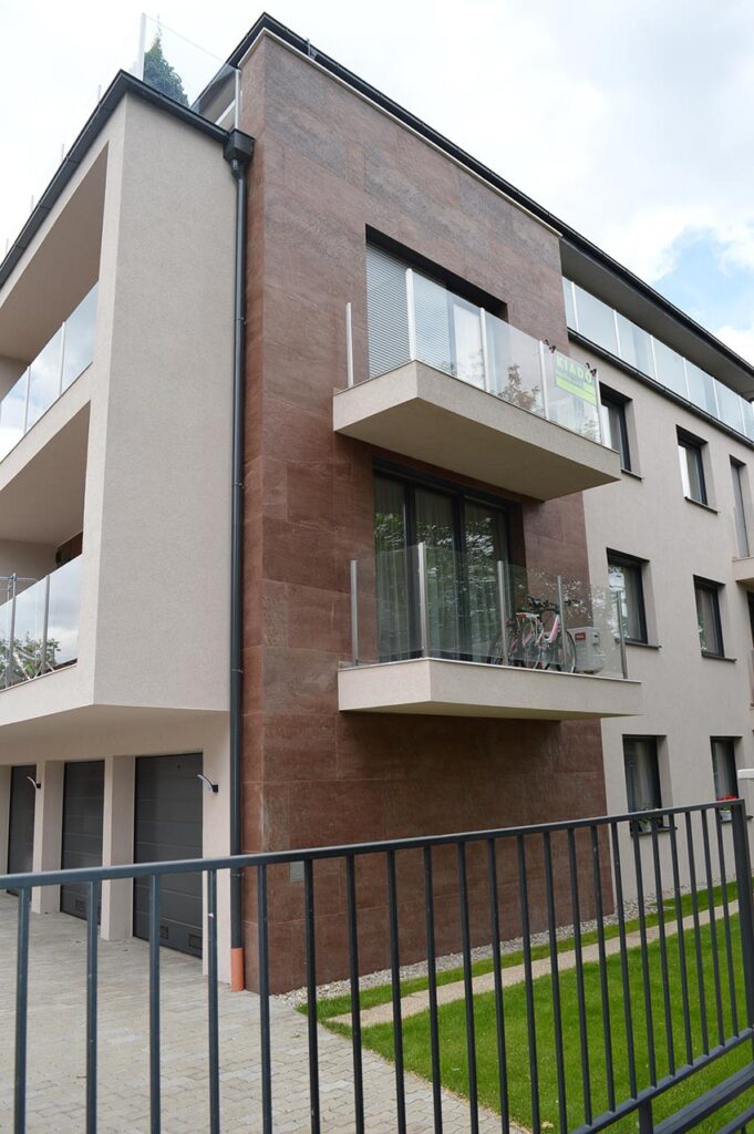 Kőfurnér burkolat a homlokzaton