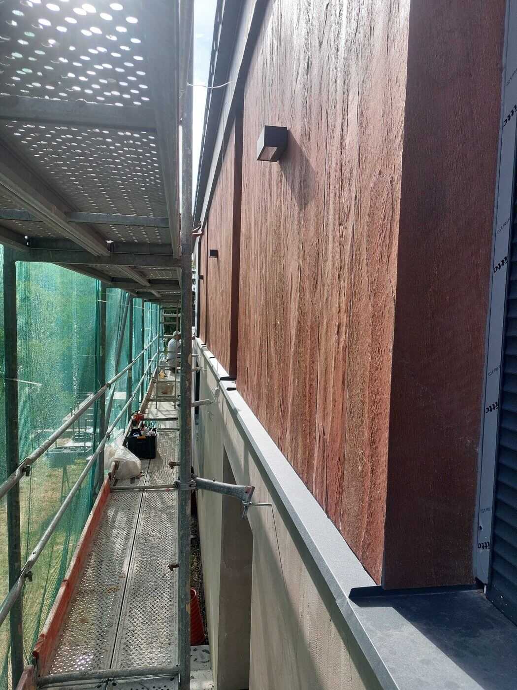 Copper New kőfurnér homlokzatburkolat rézes csillogással, állványról fotózva